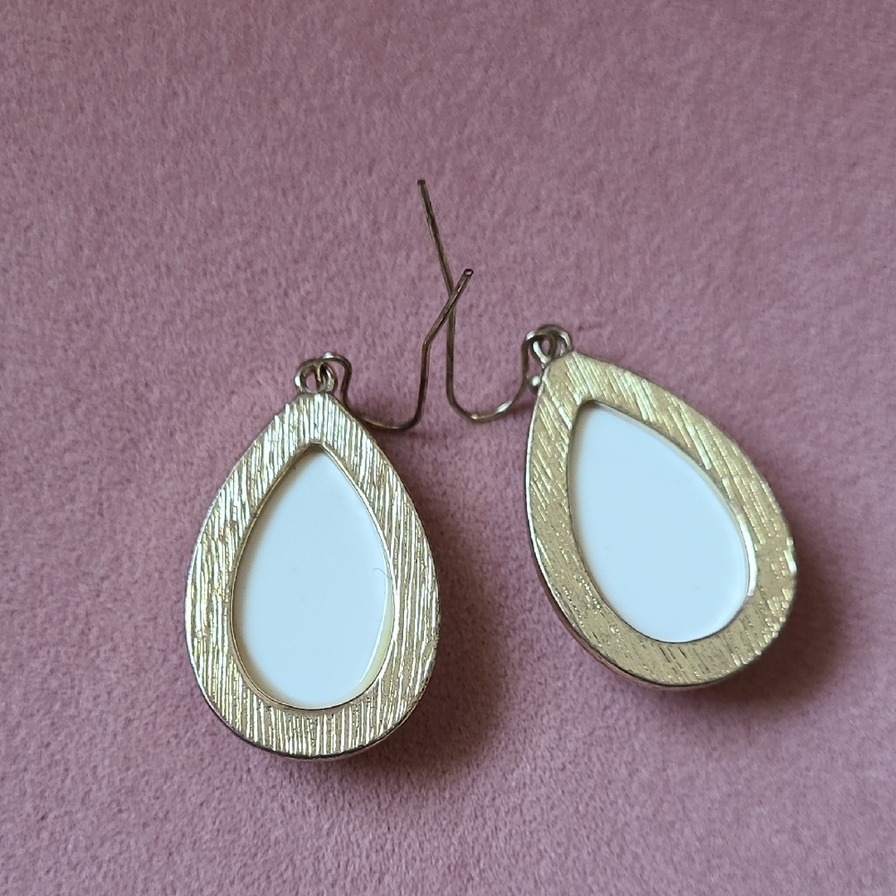 Elegant Gold And Cream Drop Earrings Set - Picture 4 of 12